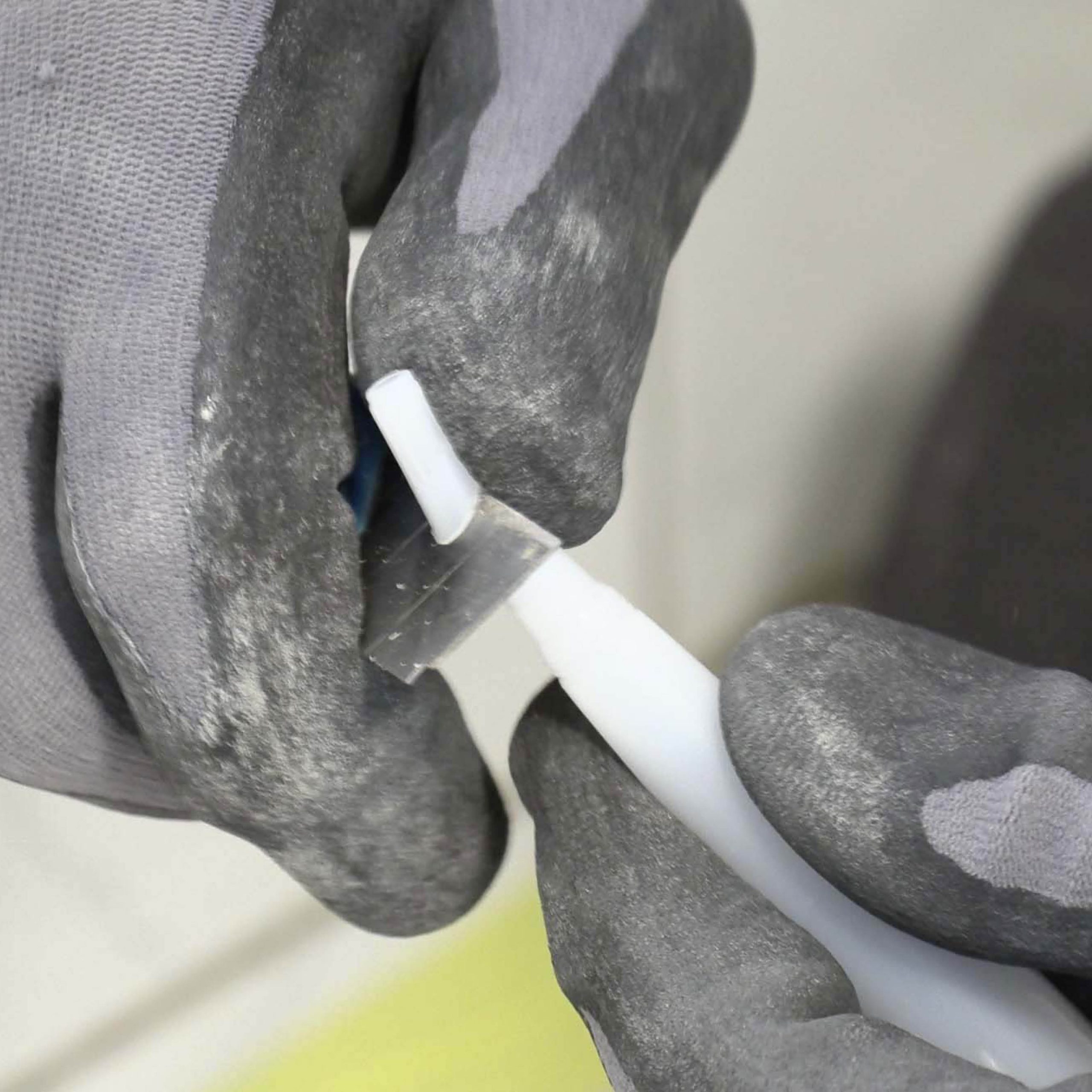 Sorte silikonefuger: Gør fugepatronen med silikonefuge klar