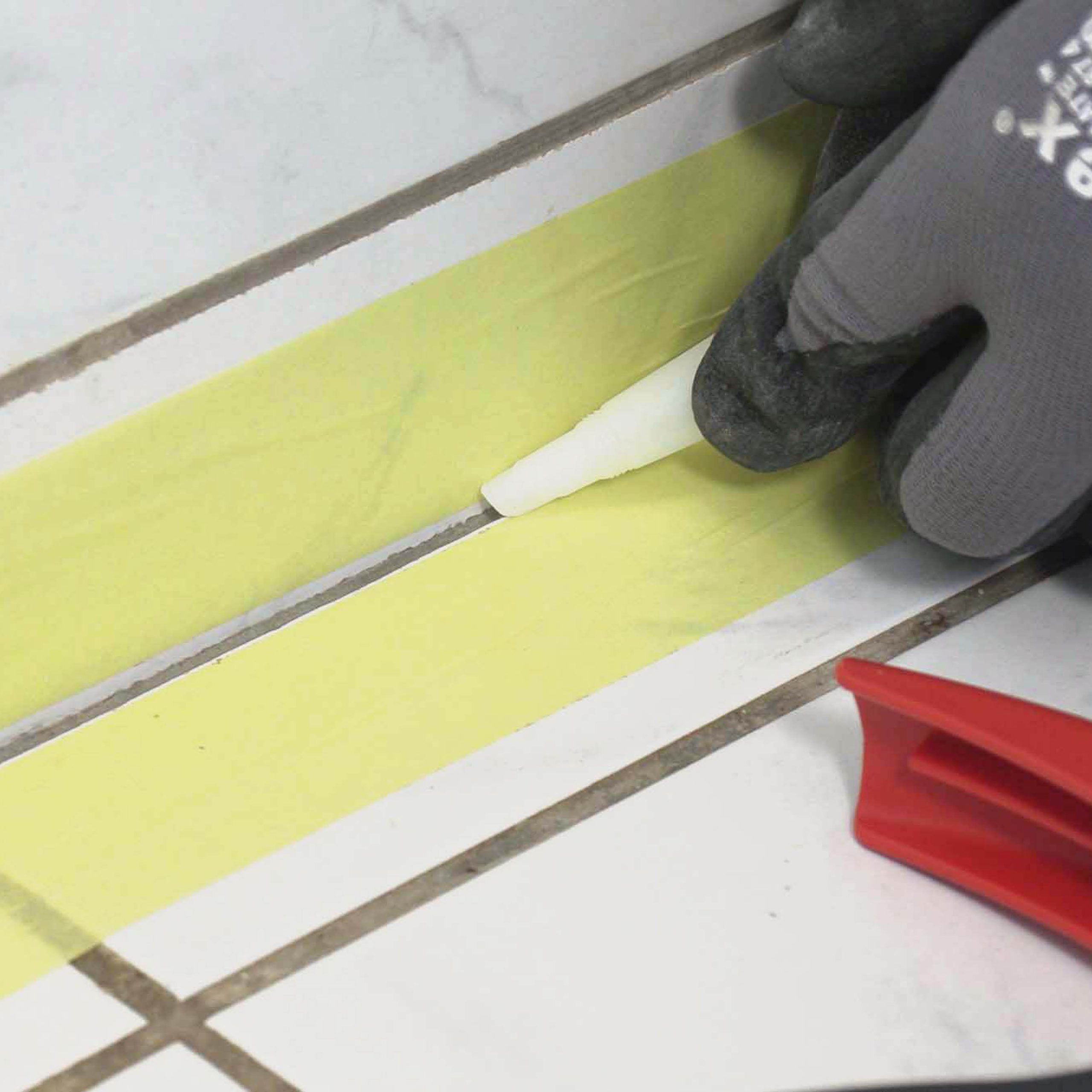 Sorte silikonefuger: Skyd silikonefugemassen ned i fugen