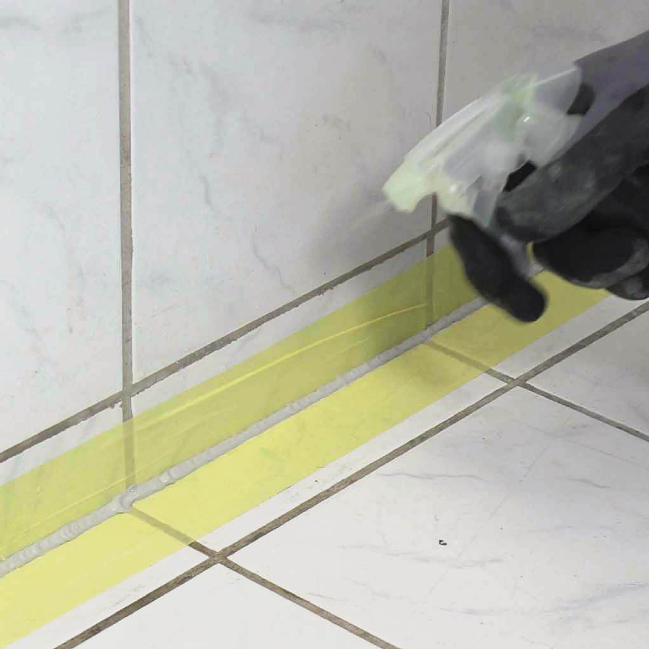 Sorte silikonefuger: Sprøjt sæbevand eller glittevæske på silikonefugen