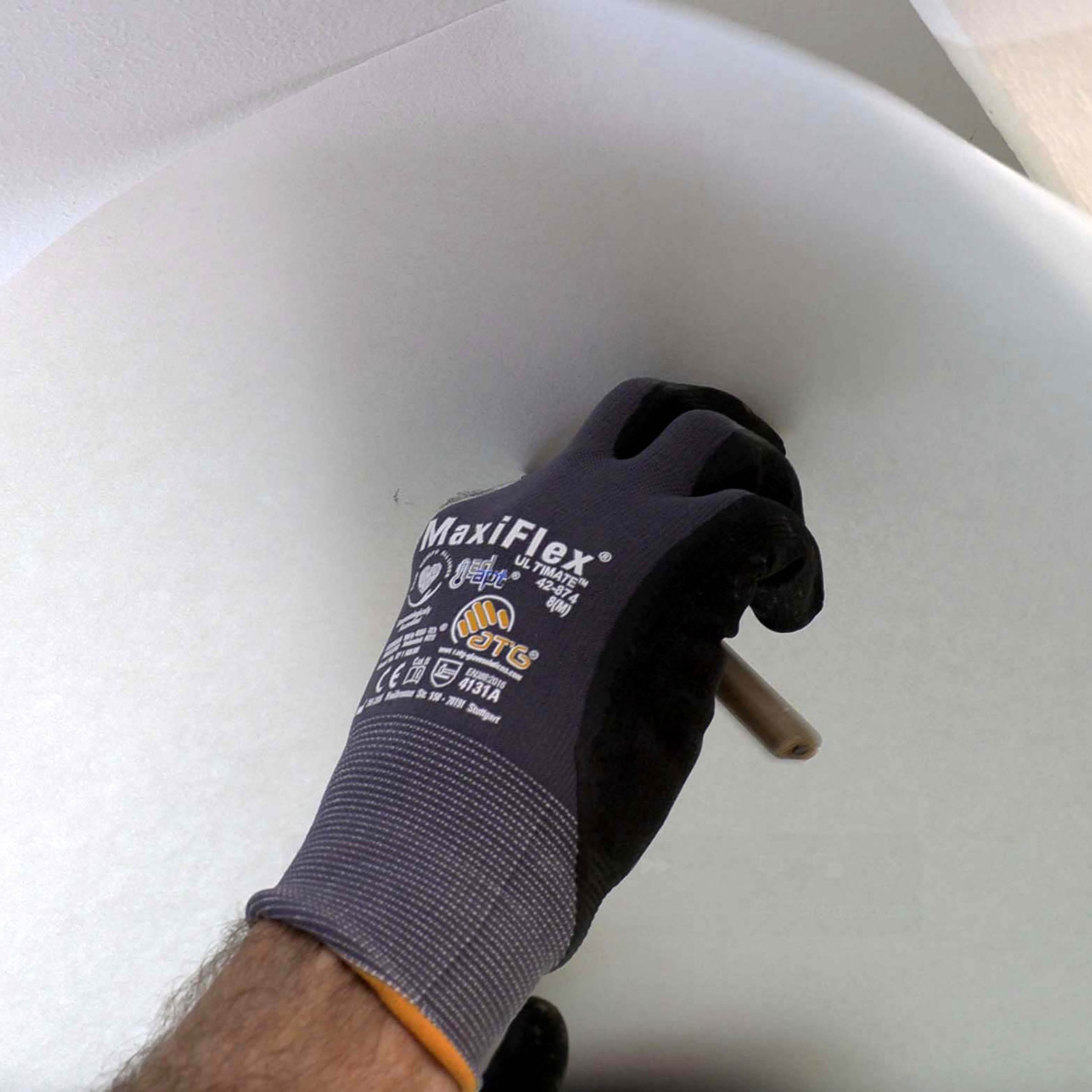 Skade på pudset loft: Hold et stort stykke glasfilt op mod loftet