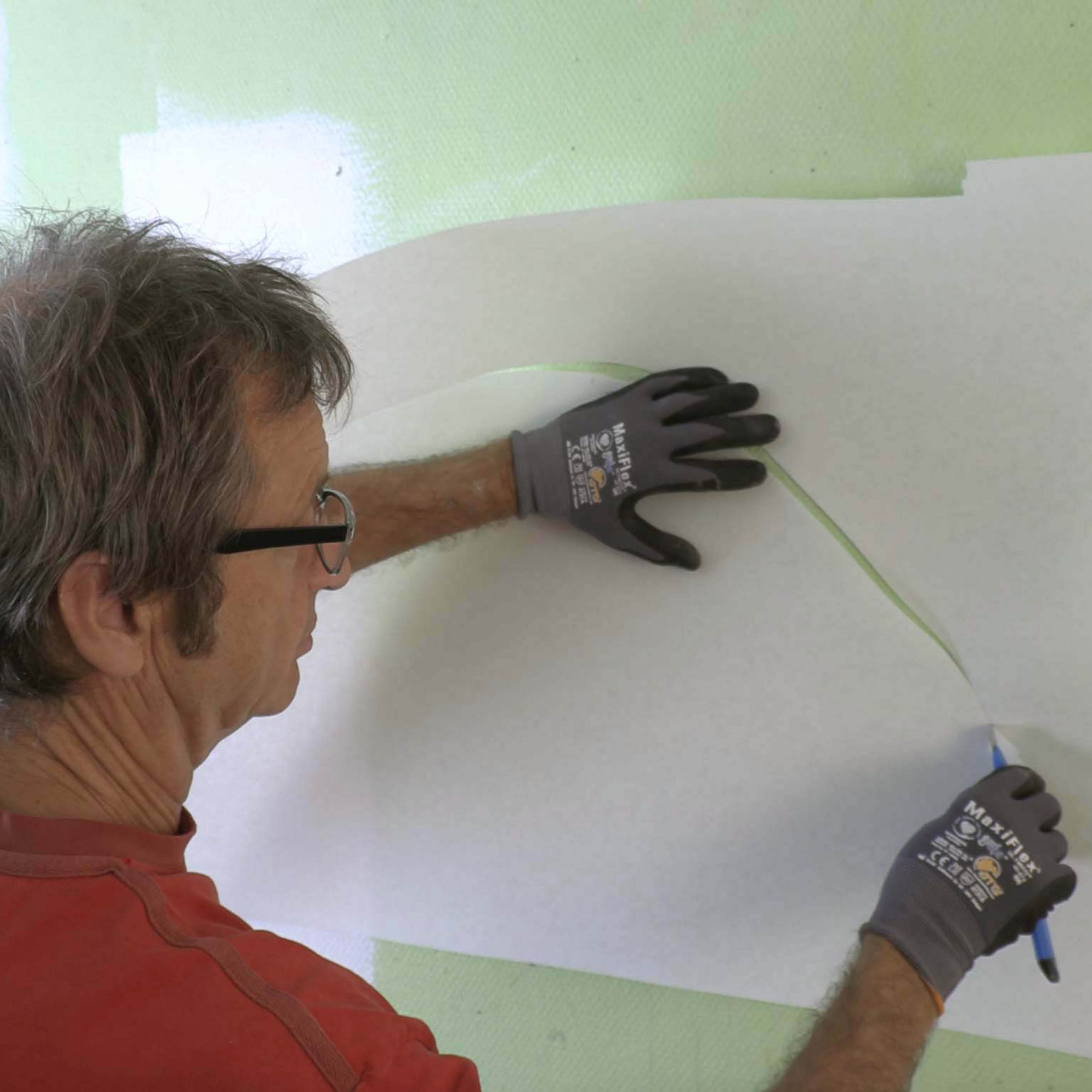 Skade på pudset loft: Skær filten til med en hobbykniv