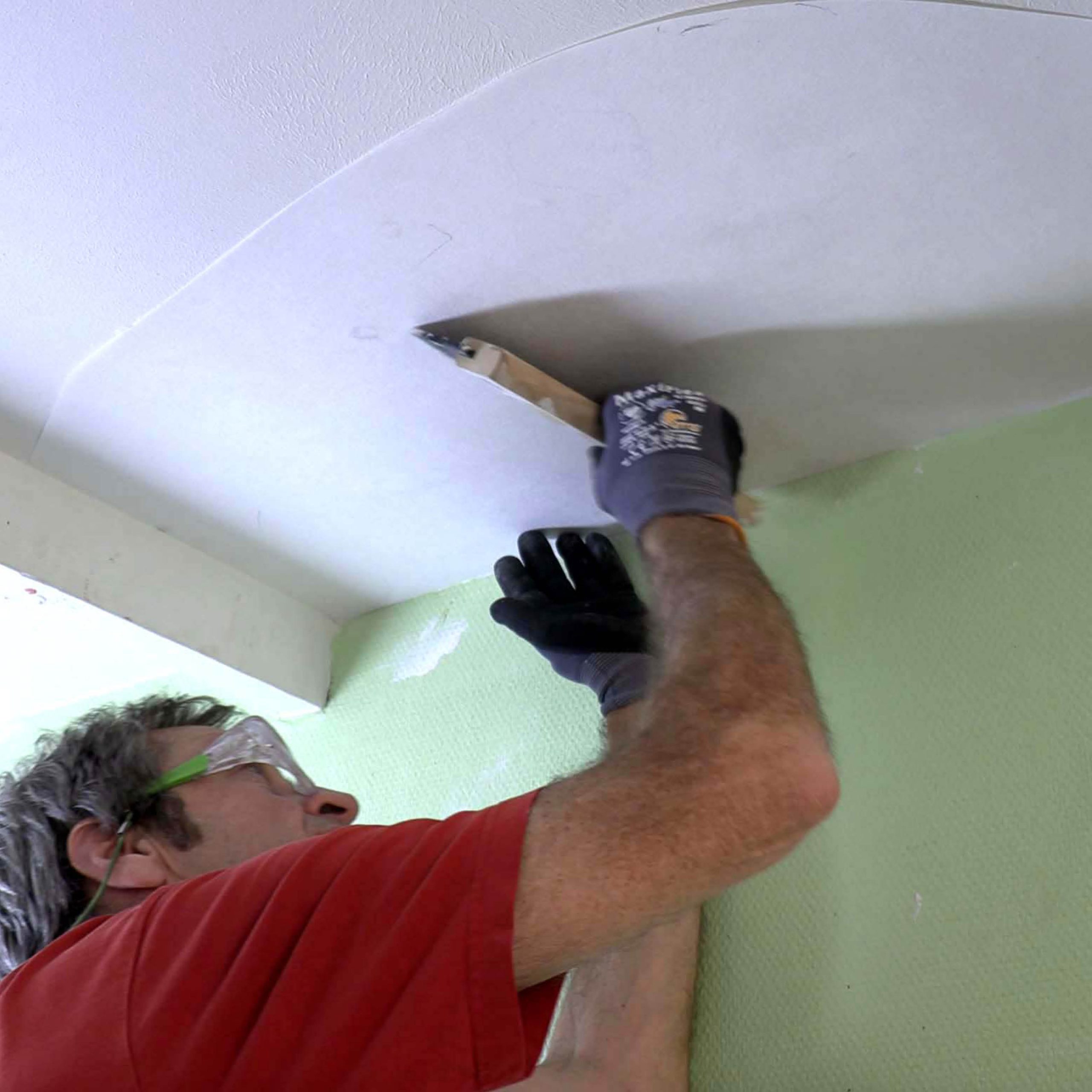 Skade på pudset loft: Glat filten med en gummi- eller plastspartel