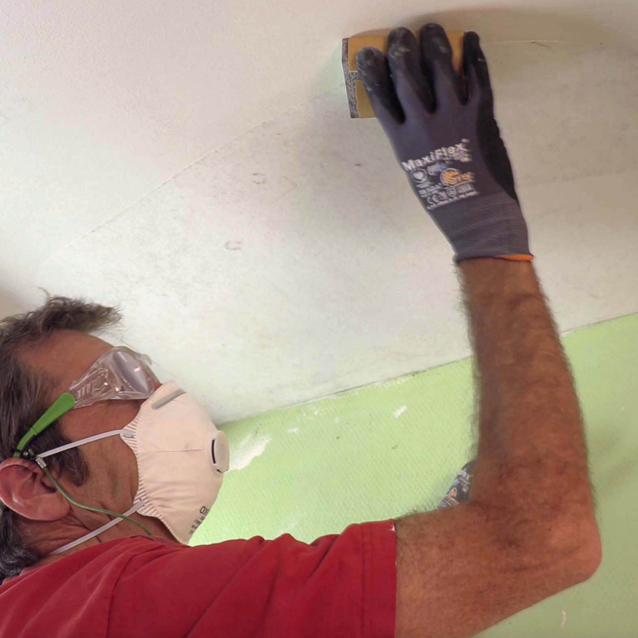 Skade på pudset loft: Slib langs filtstykkets kanter