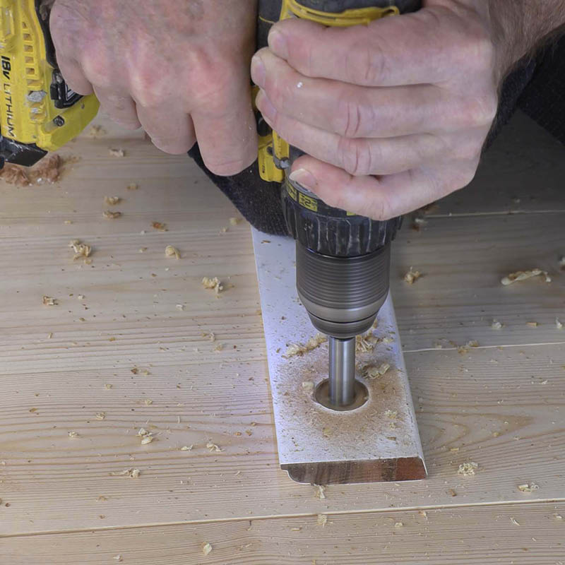 Knasthul i gulvet: Bor med forstnerboret