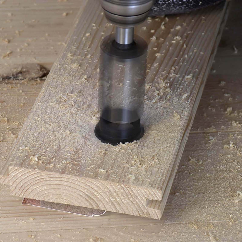 Knasthul i gulvet: Skift til propboret og bor en prop ud af et bræt