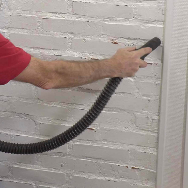 Tiiliseinän tasoitus sisällä: Imuroi lopuksi