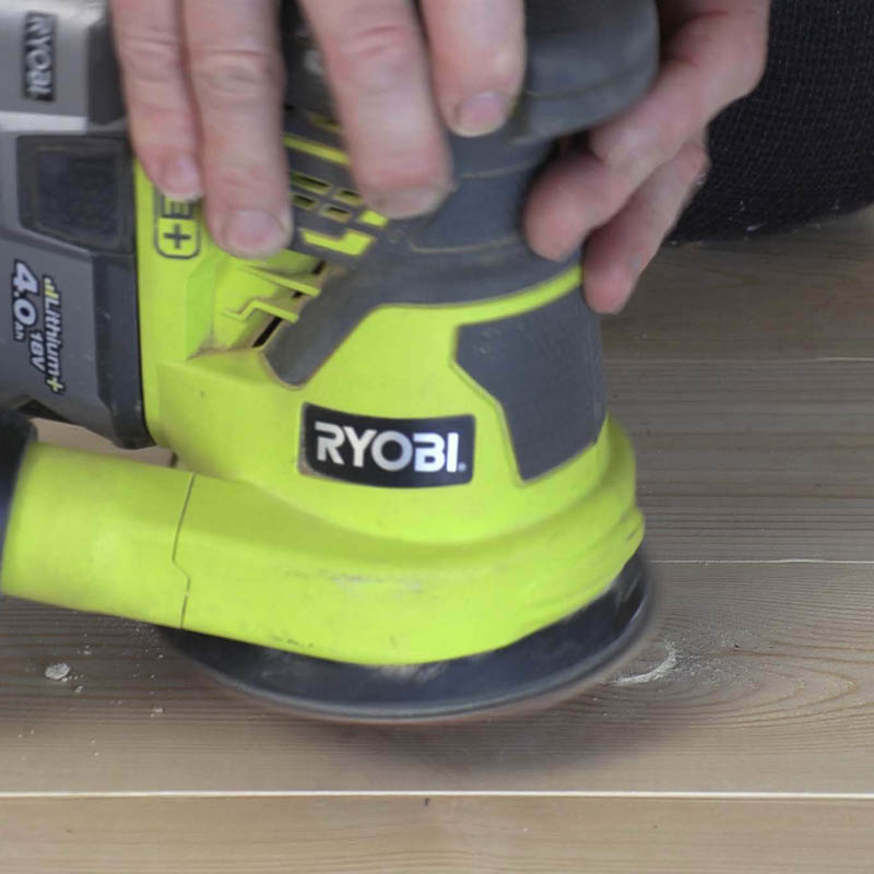 Knasthul i gulvet: Slib proppen ned med en excentersliber