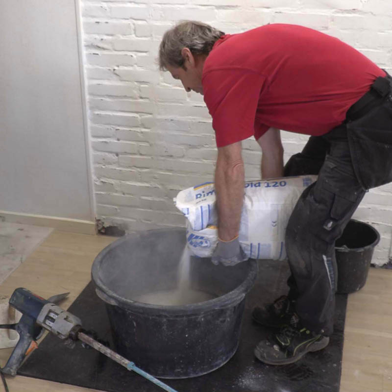 Tiiliseinän tasoitus sisällä: Sekoita käsikipsilaasti veteen