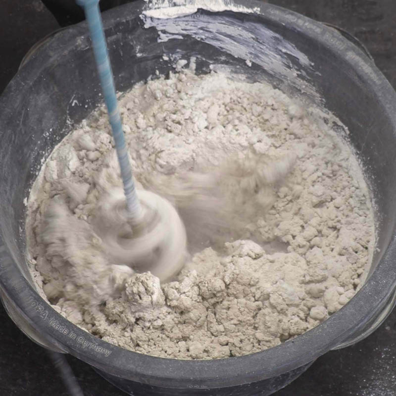 Tiiliseinän tasoitus sisällä: Sekoita käsikipsilaastia perusteellisesti ja pitkään