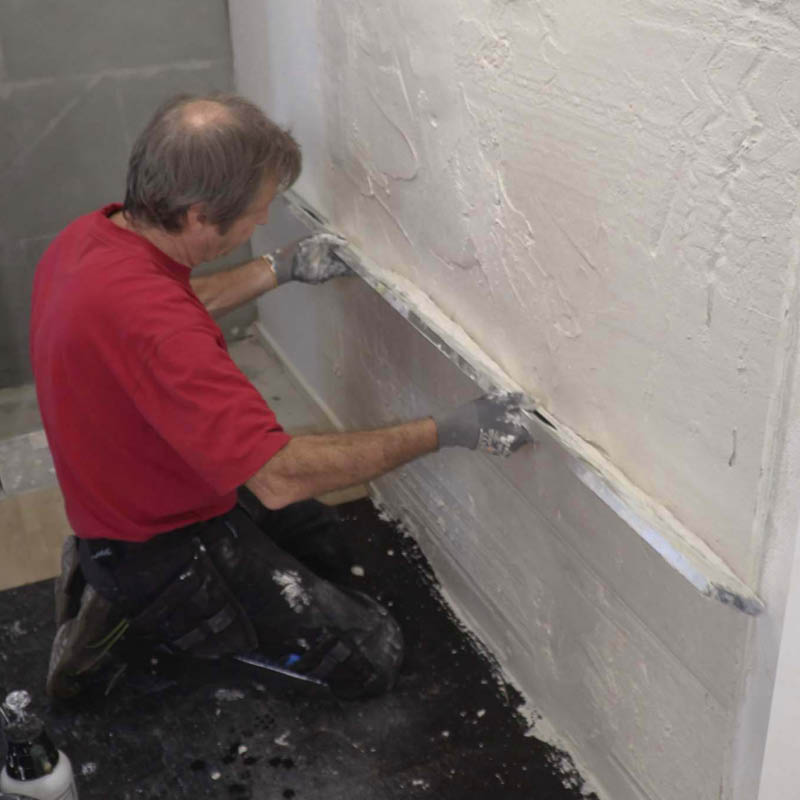 Tiiliseinän tasoitus sisällä: Tasoita laasti pitkällä vatupassilla