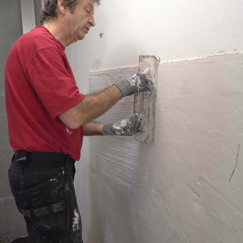 Tiiliseinän tasoitus sisällä: Tasoita pinta teräslastalla