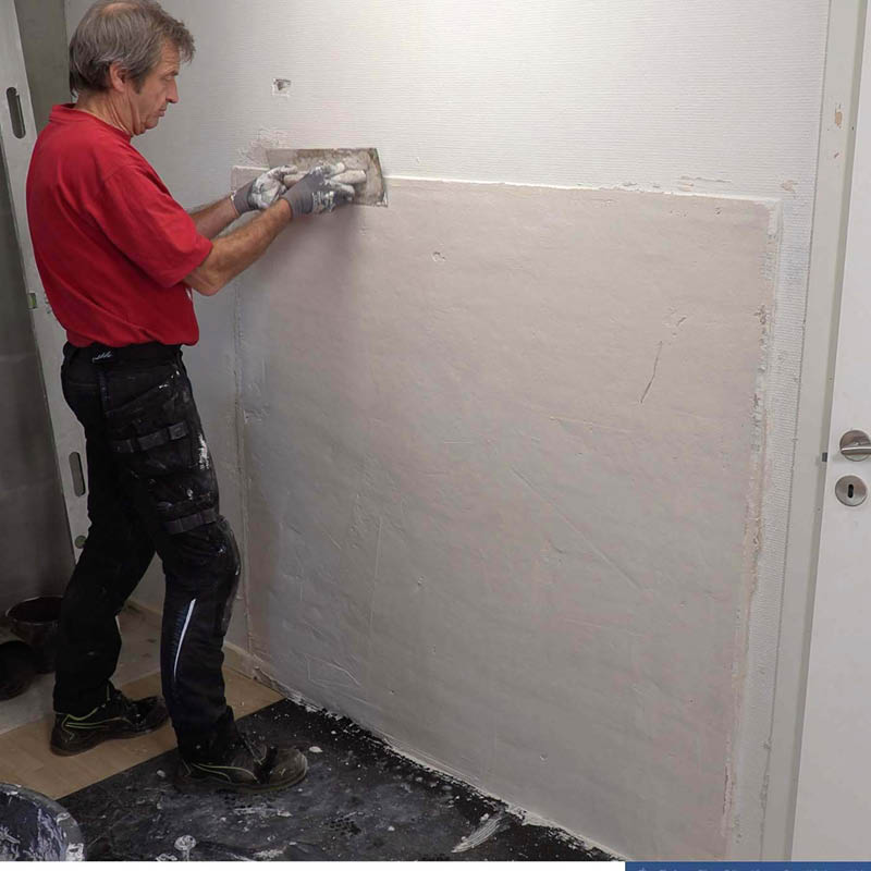 Tiiliseinän tasoitus sisällä: Tasoita teräslastalla