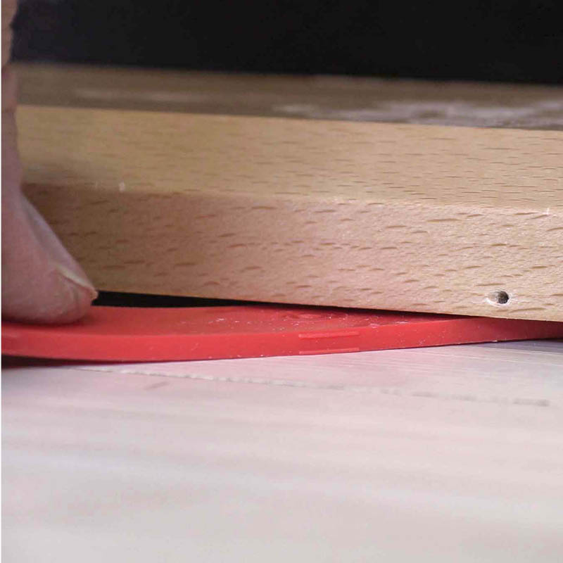 Nariseva kynnys: Työnnä liuskat kynnyksen alle