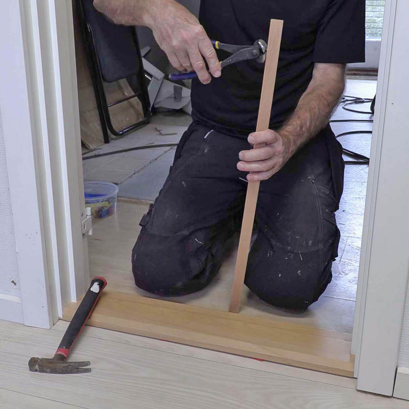 Nariseva kynnys: Vedä viimeistelynaulat irti vanhasta kynnyslistasta