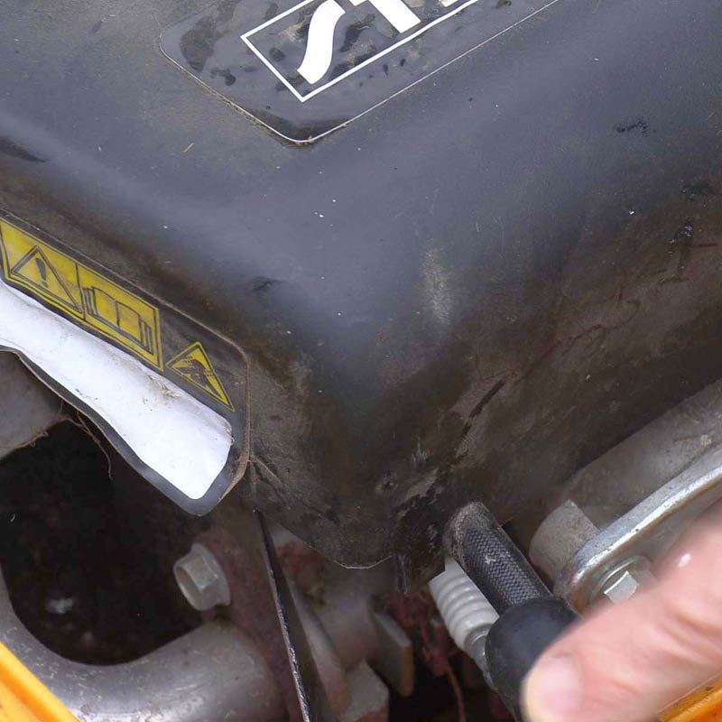 Slipe gressklipper: Ta av plugghetten