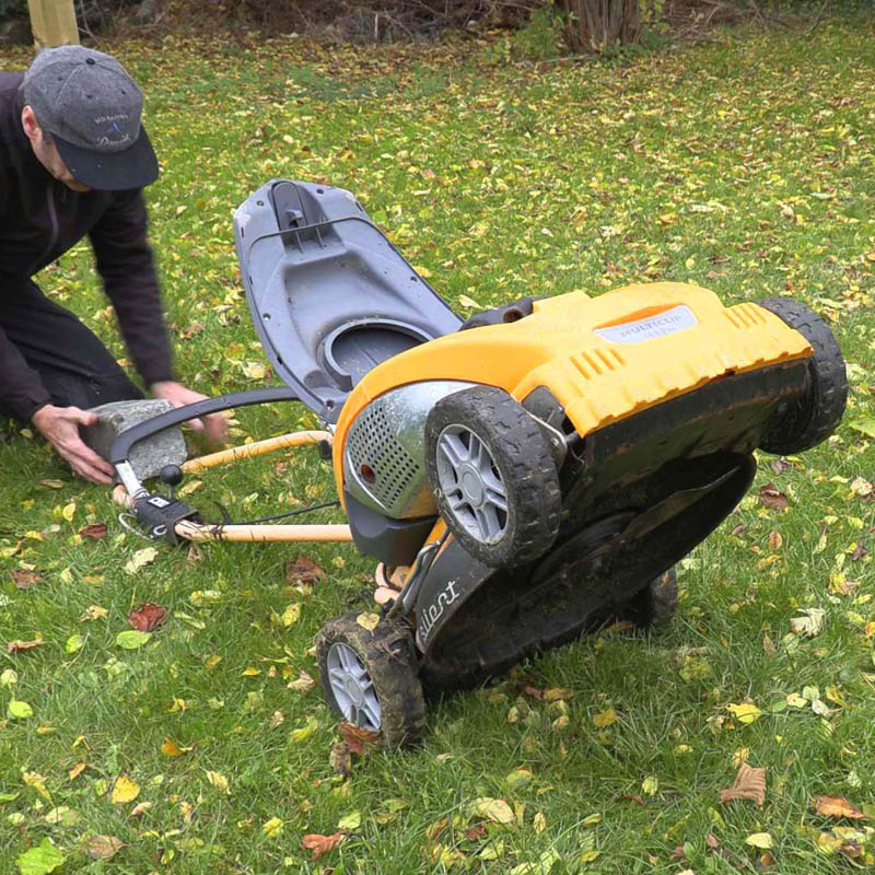 Slipe kniv gressklipper: Legg gressklipperen ned