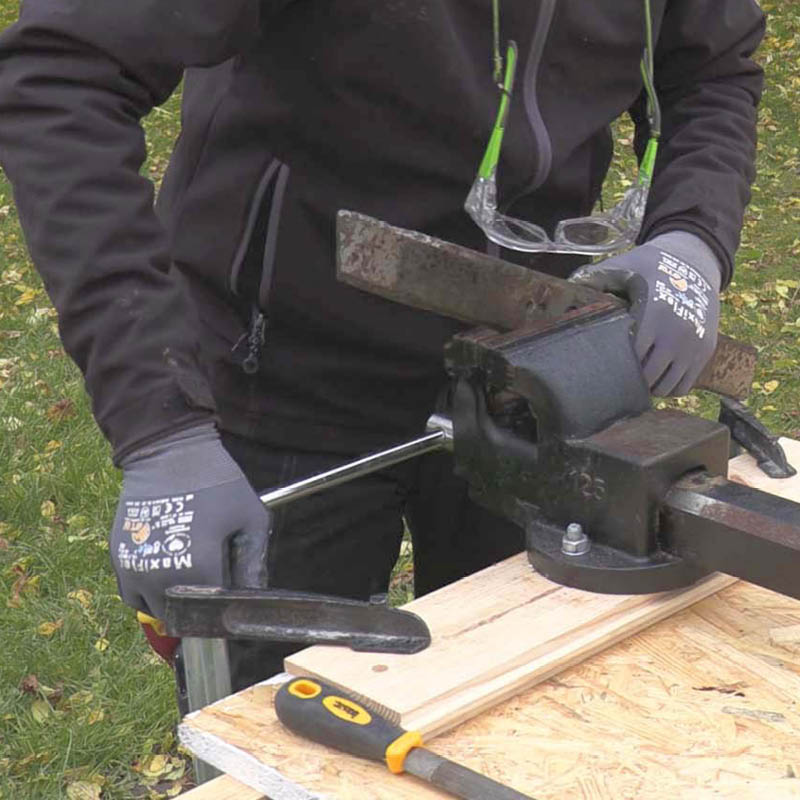 Slipe kniv med vinkelsliper: Spenn kniven godt fast i en skrutvinge