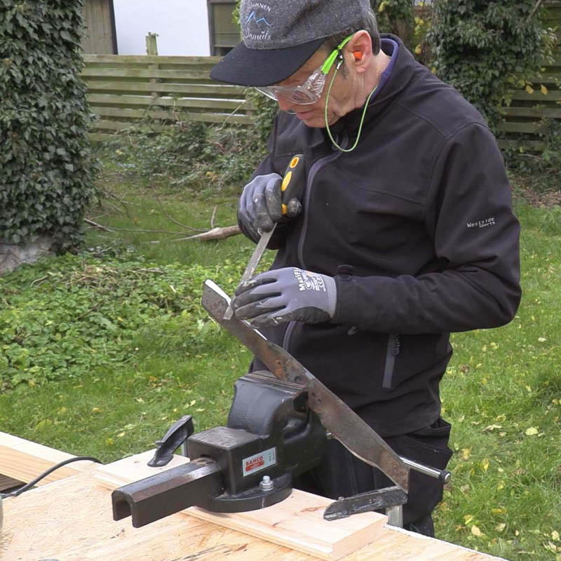 Slipe gressklipper: SSlip eggen med en metallfil