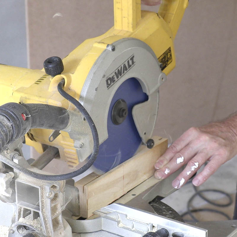 Rør i rør kjøkkenbenk: Legg klossen på høykant og sag