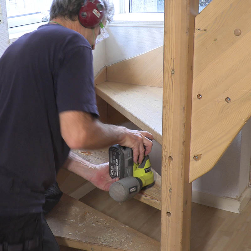 Trappetrinn med nedslitt lakk: Slip med eksentersliperen