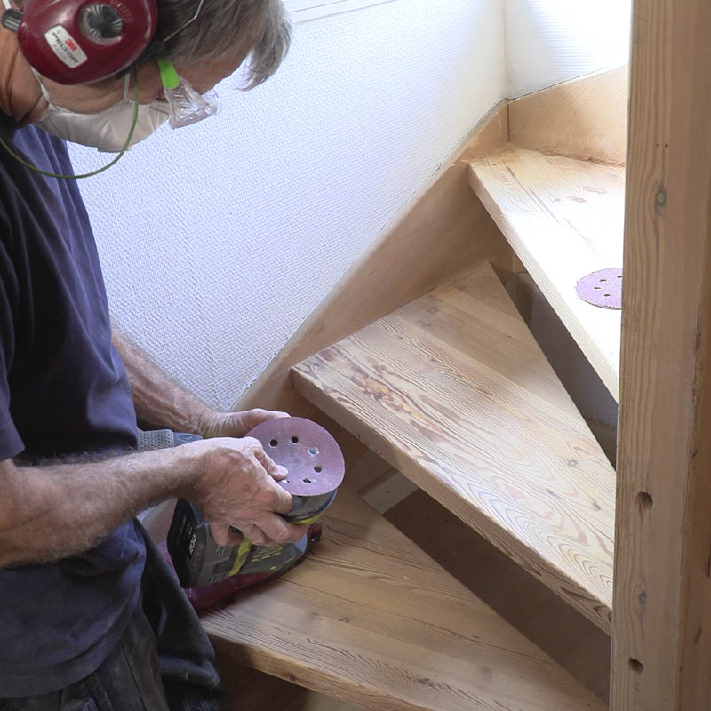 Trappetrinn med nedslitt lakk: Bytt til finere slipeskiver