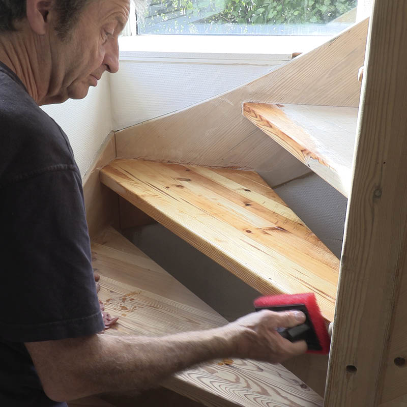 Trappetrinn med nedslitt lakk: Gni oljen på hele trinnet