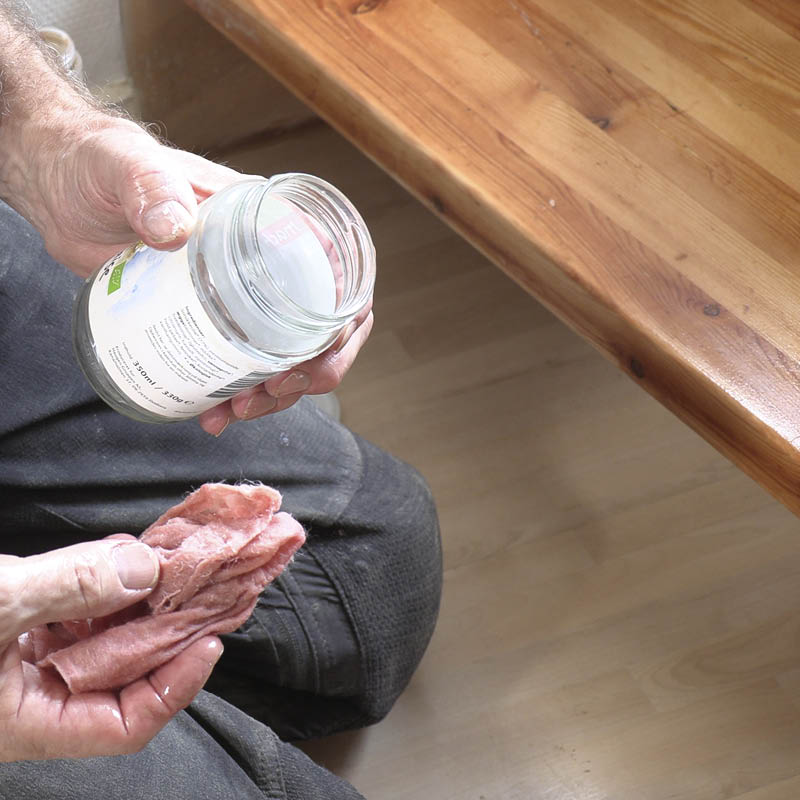 Trappetrinn med nedslitt lakk: Oljekluter skal alltid oppbevares i en lufttett beholder (f.eks. i et syltetøyglass med skrulokk), da de kan selvantenne.