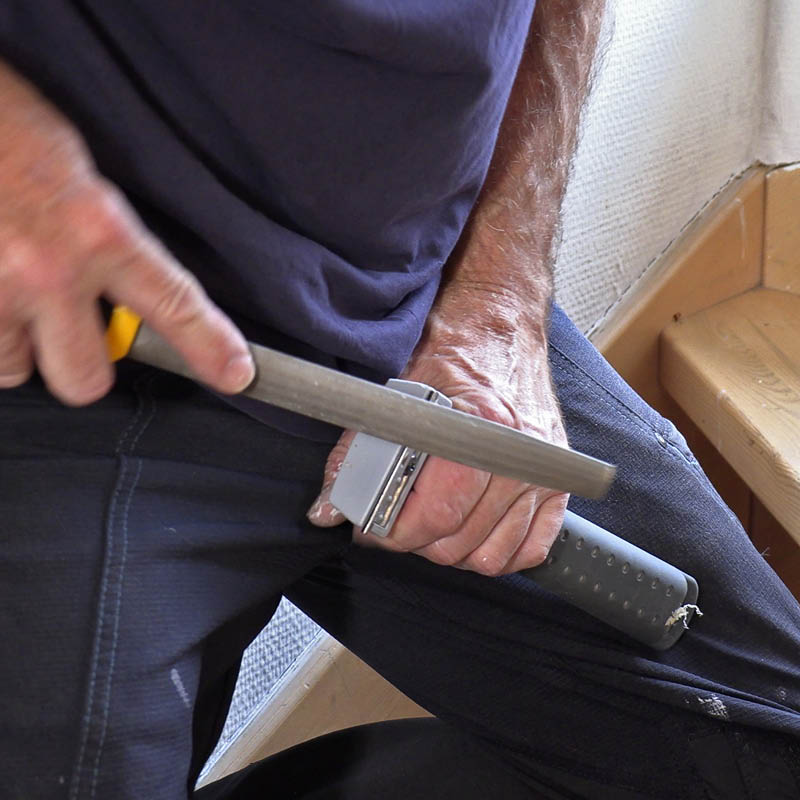 Trappetrinn med nedslitt lakk: Fjern lakk fra skrapejernet