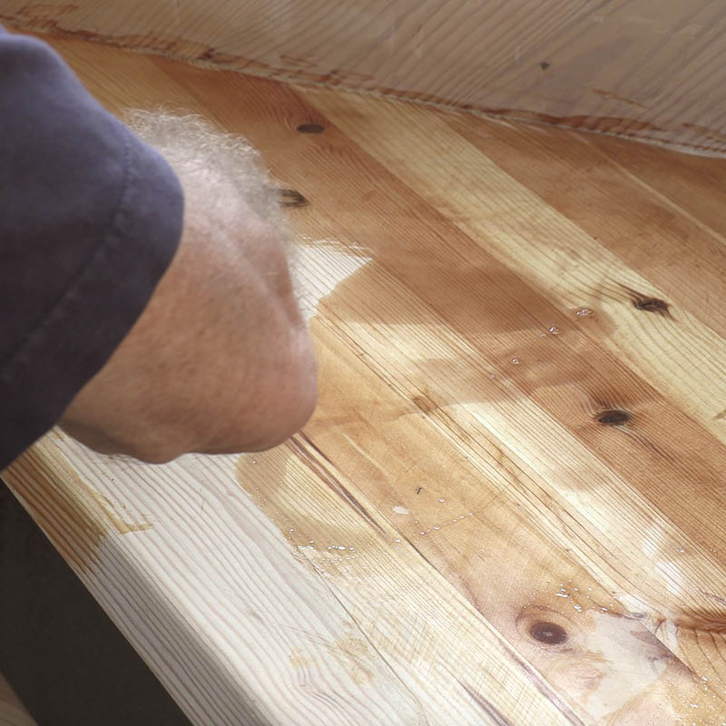 Trappetrinn med nedslitt lakk: Hell olje på trappetrinnet