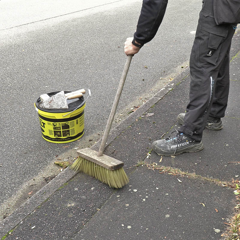 Asfaltrampe gør det selv: Fej hullet helt rent