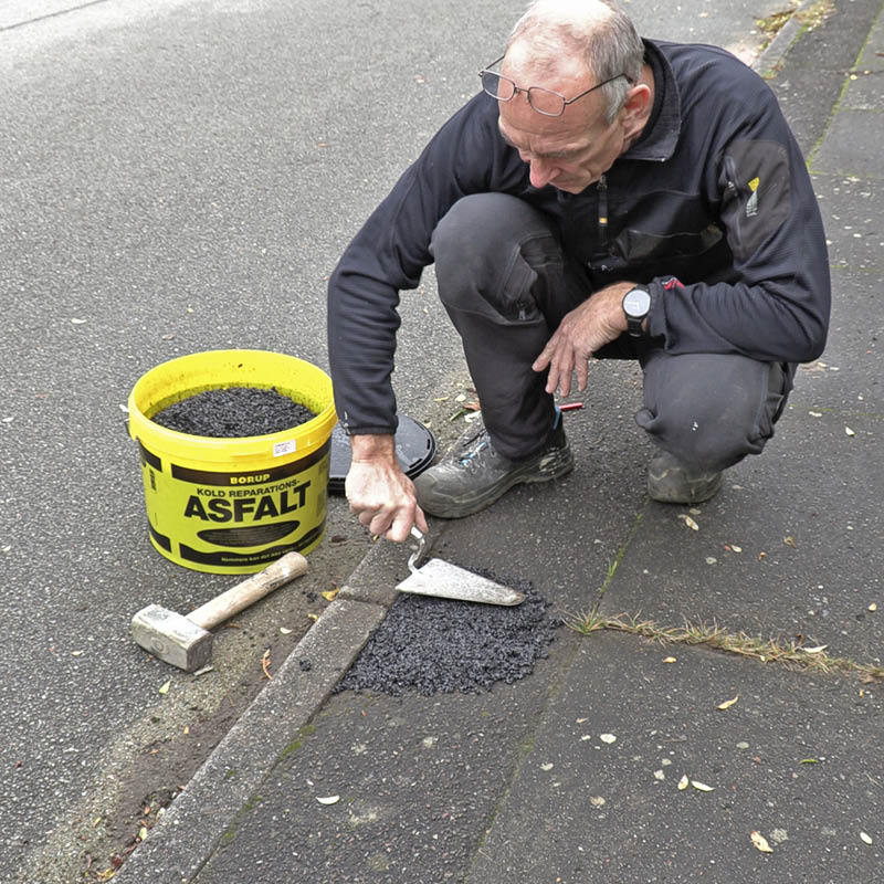 Asfaltrampe gør det selv: Ret af, så asfalten danner en lille bule
