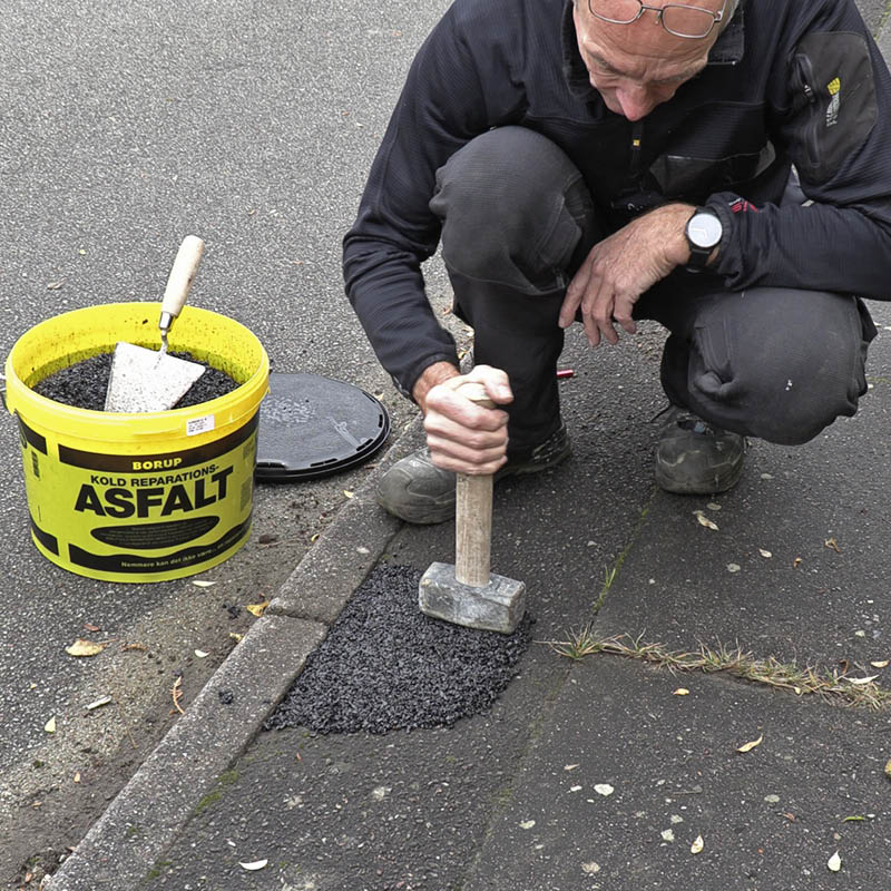 Asfaltstamper: Stamp hele reparationen med bagsiden af en mukkert