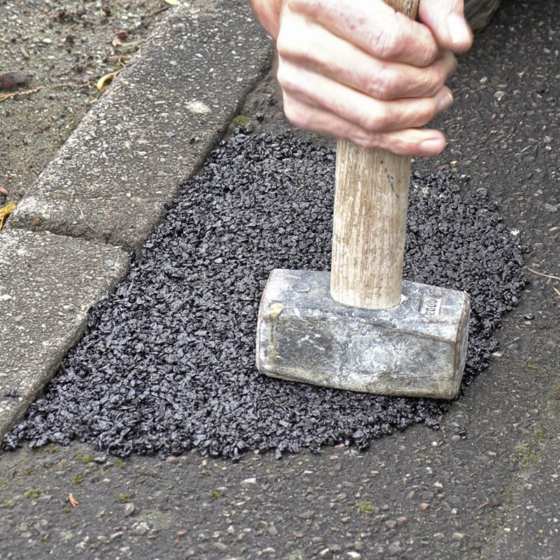 Asfaltstamper: Asfalten hærder, når du stamper