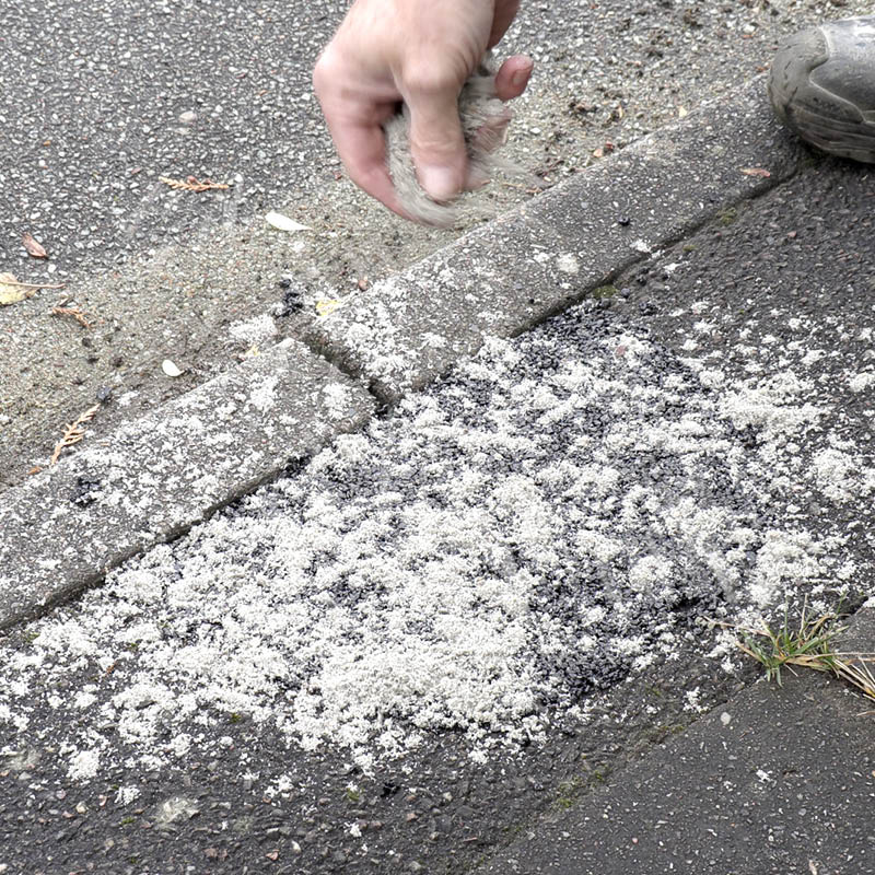 Asfaltrampe gør det selv: Drys sand over reparationen