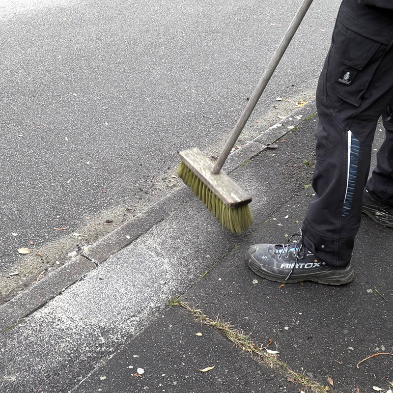 Asfaltrampe gør det selv: Fej sandet ud over hele reparationen