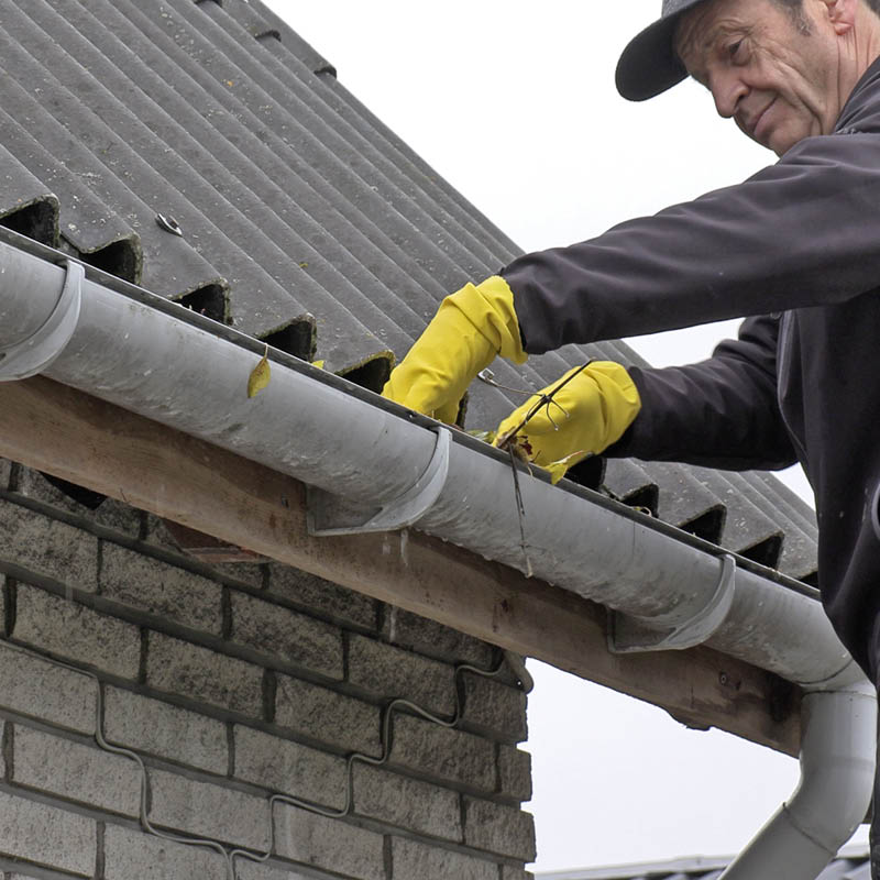 Syöksytorven puhdistus: Aloita puhdistamalla räystäskouru