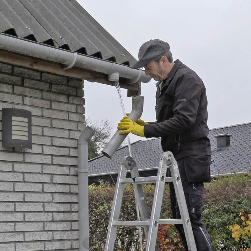 Syöksytorven puhdistustyökalu: Poista tukos syöksytorvesta