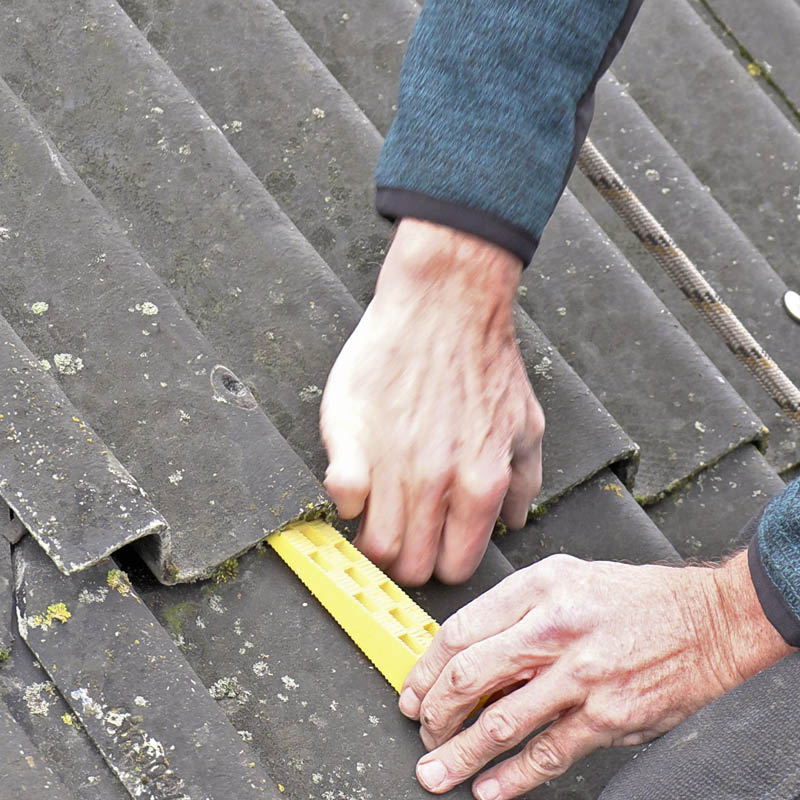 Utett takplate: Press inn en kile mellom den defekte platen og platen over