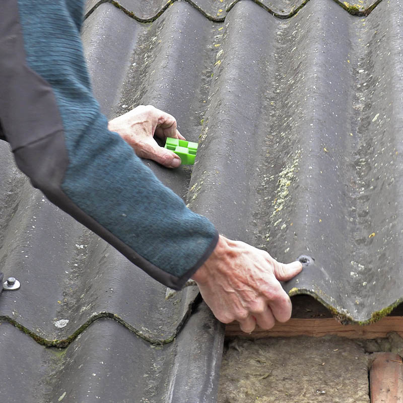 Utett takplate: Skyv nå en kile under siden av platen over platen du fjernet