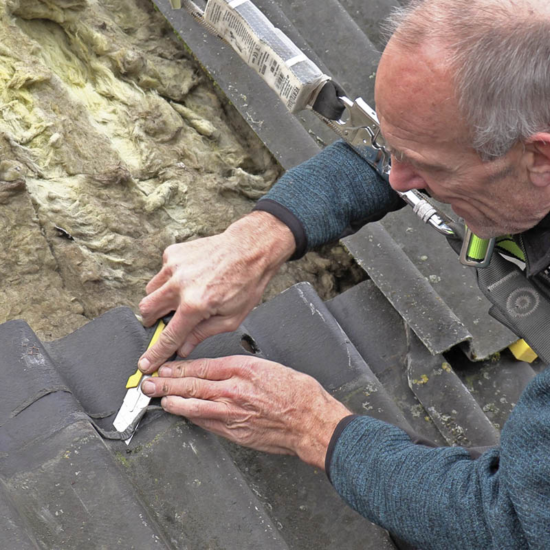 Utett takplate: Fjern rester av tettebånd med en hobbykniv