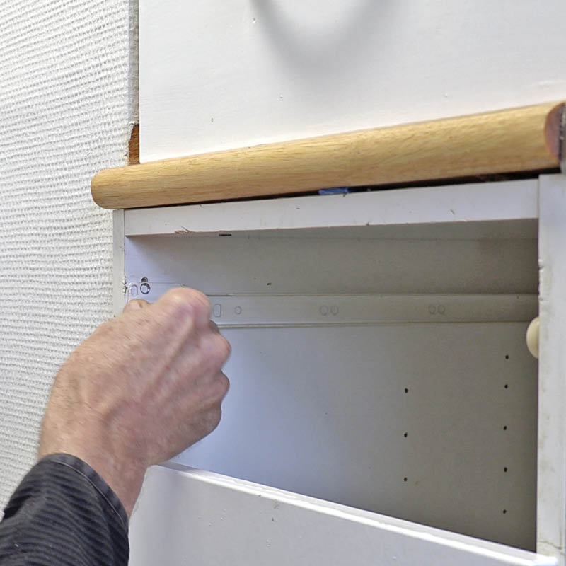 Køkkenskuffen hænger: Tag fat i skinnerne i begge sider