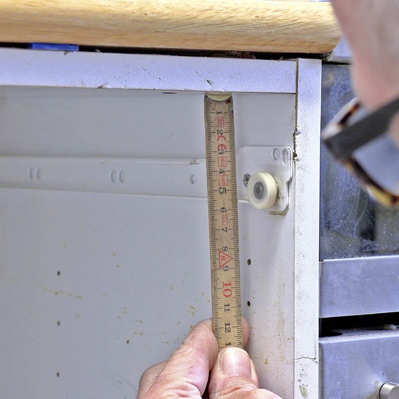 Køkkenskuffen hænger: Mål den anden skuffeskinne