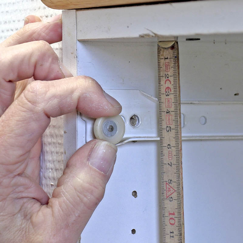 Køkkenskuffen hænger: Ret den løse skinne ind efter dette mål