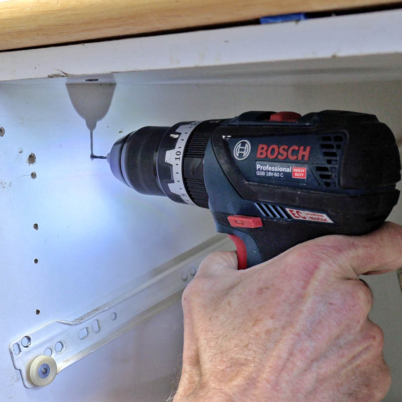 Køkkenskuffen hænger: Bor for med et tyndt bor