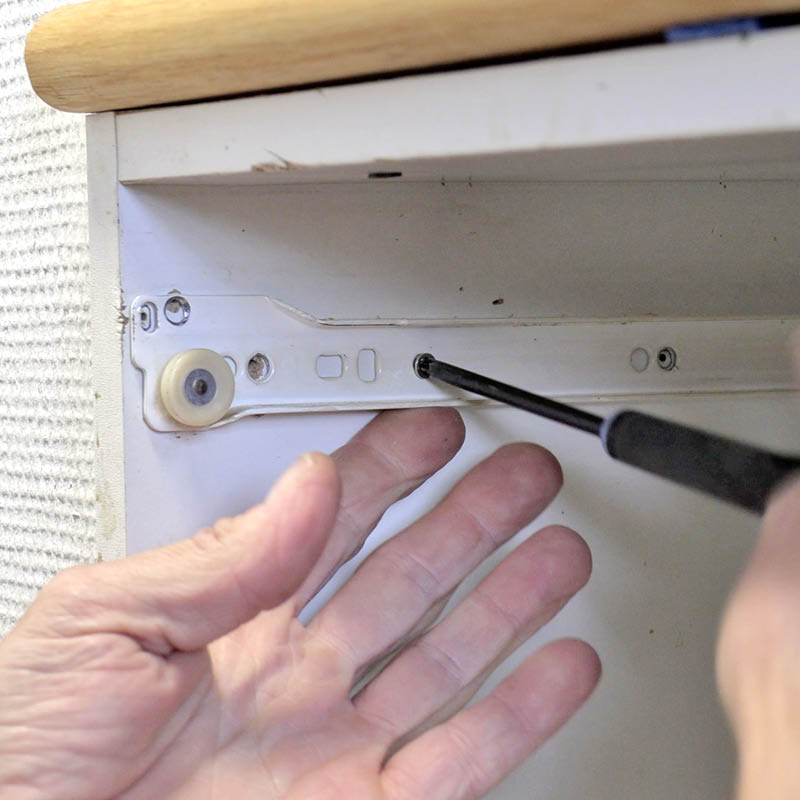 Køkkenskuffen hænger: Skru skinnen fast med nye skruer