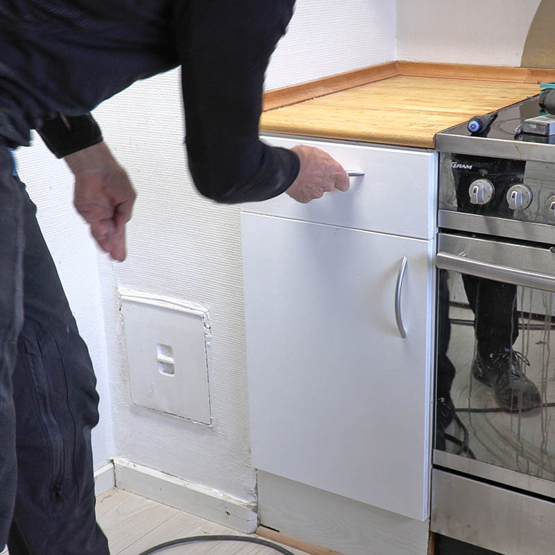 Køkkenskuffen hænger: Så kan skuffen sættes på plads