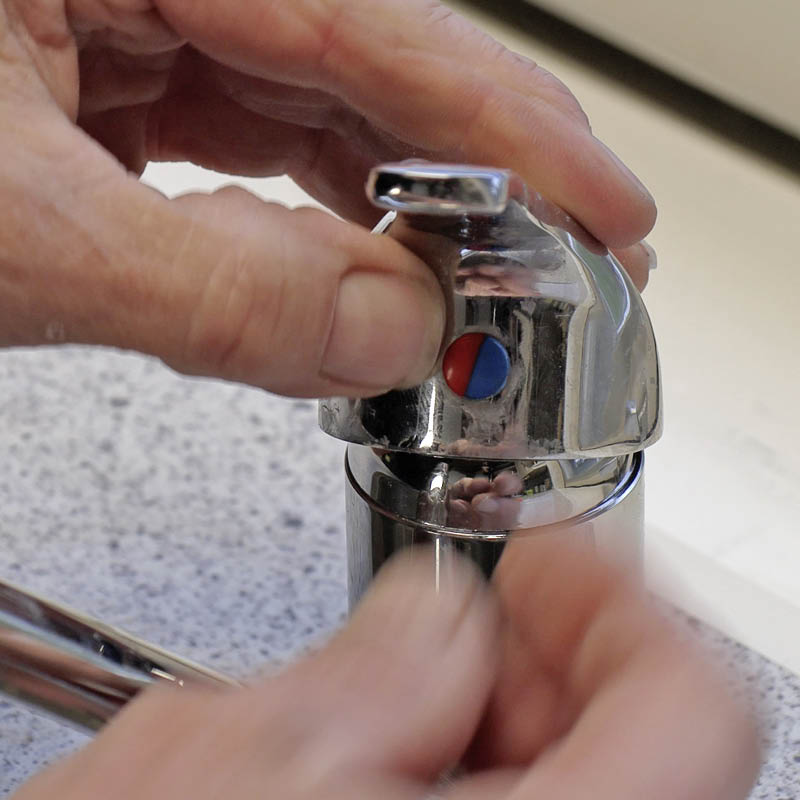 Vandhane der drypper: Find skruen