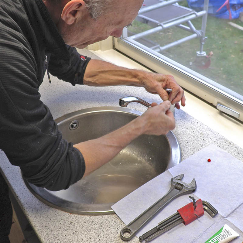 Vandhane der drypper: Løsn skruen