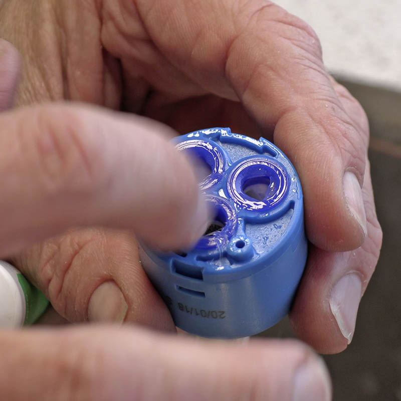 Reparation af vandhane der drypper: Smør gummiringene