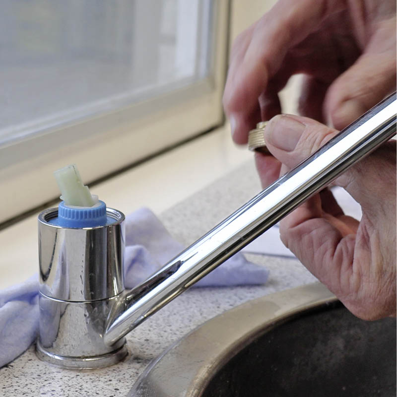 Reparation af vandhane der drypper: Saml det hele igen